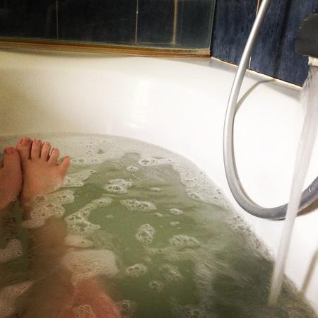 Attempt to relieve RAsymptoms with bath (failed). Had a good few_minutes._#day23_#bath_#rheum